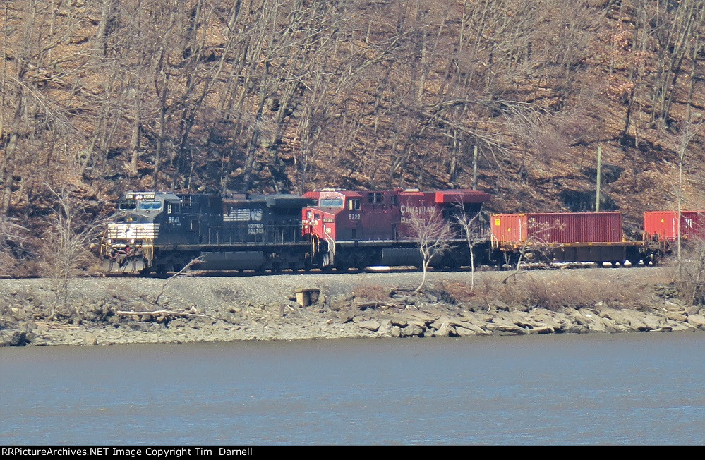 NS 9641, CP 8722 on CSX Q567